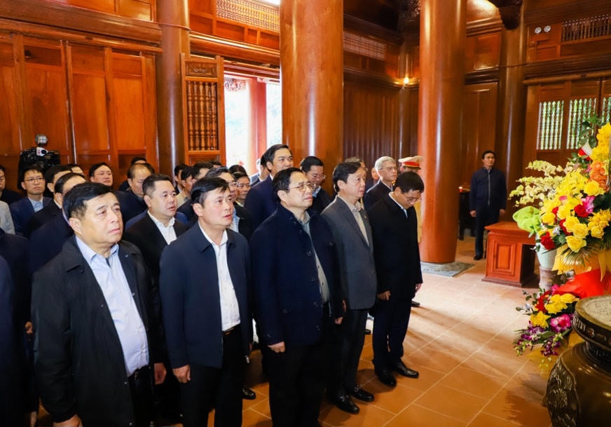 Thủ tướng Phạm Minh Chính cùng đoàn công tác dâng hoa, dâng hương tưởng niệm và bày tỏ lòng thành kính, biết ơn vô hạn đối với Chủ tịch Hồ Chí Minh tại Khu di tích Quốc gia đặc biệt Kim Liên, huyện Nam Đàn. 