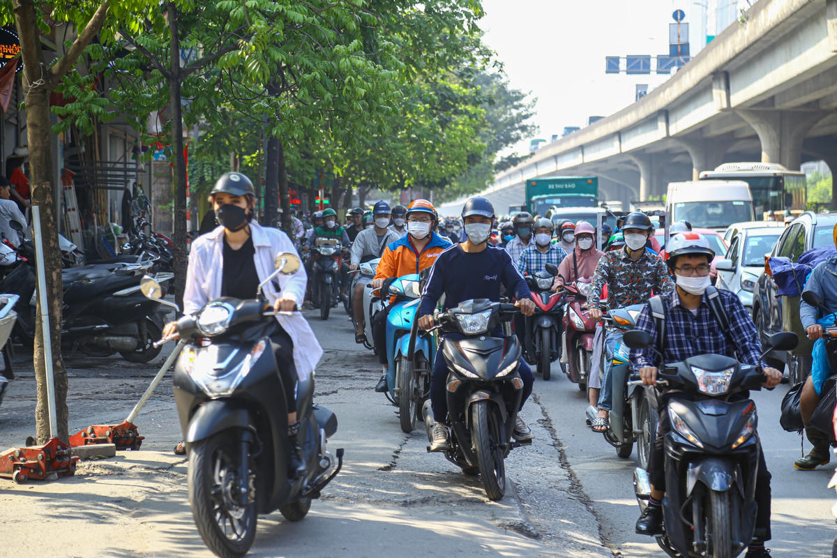 Người dân "phi" xe máy lên cả vỉa hè.