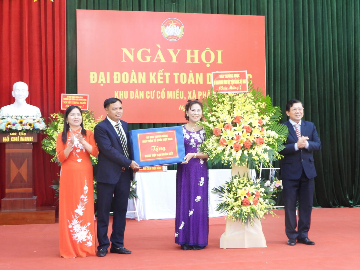 Phó Chủ tịch Ủy ban Trung ương Mặt trận Tổ quốc Việt Nam Nguyễn Hữu Dũng tặng hoa, quà chúc mừng cán bộ, nhân dân khu dân cư Cổ Miếu.