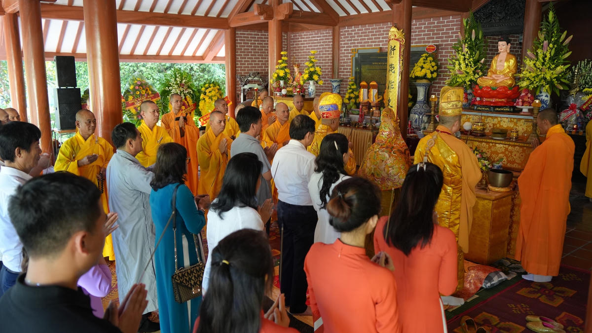 Tri ân anh hùng liệt sĩ, trao quà cho các gia đình chính sách tại Quảng Trị