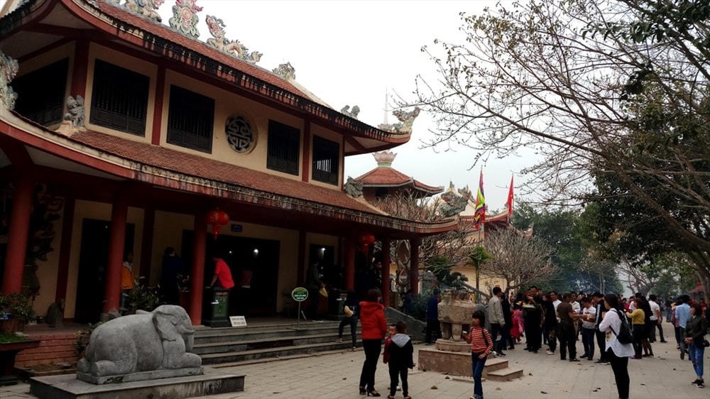 Công an huyện Thường Xuân khuyến cáo người dân nên cẩn thận bảo quản tài sản khi du xuân tại Đền Cửa Đạt.