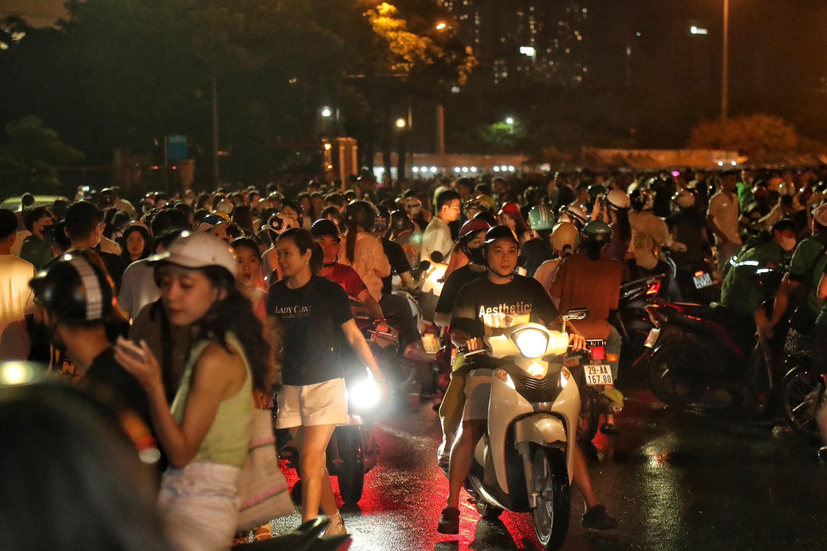 Lượng người đổ về sân vận động Mỹ Đình ngày một đông dù đã tối muộn.