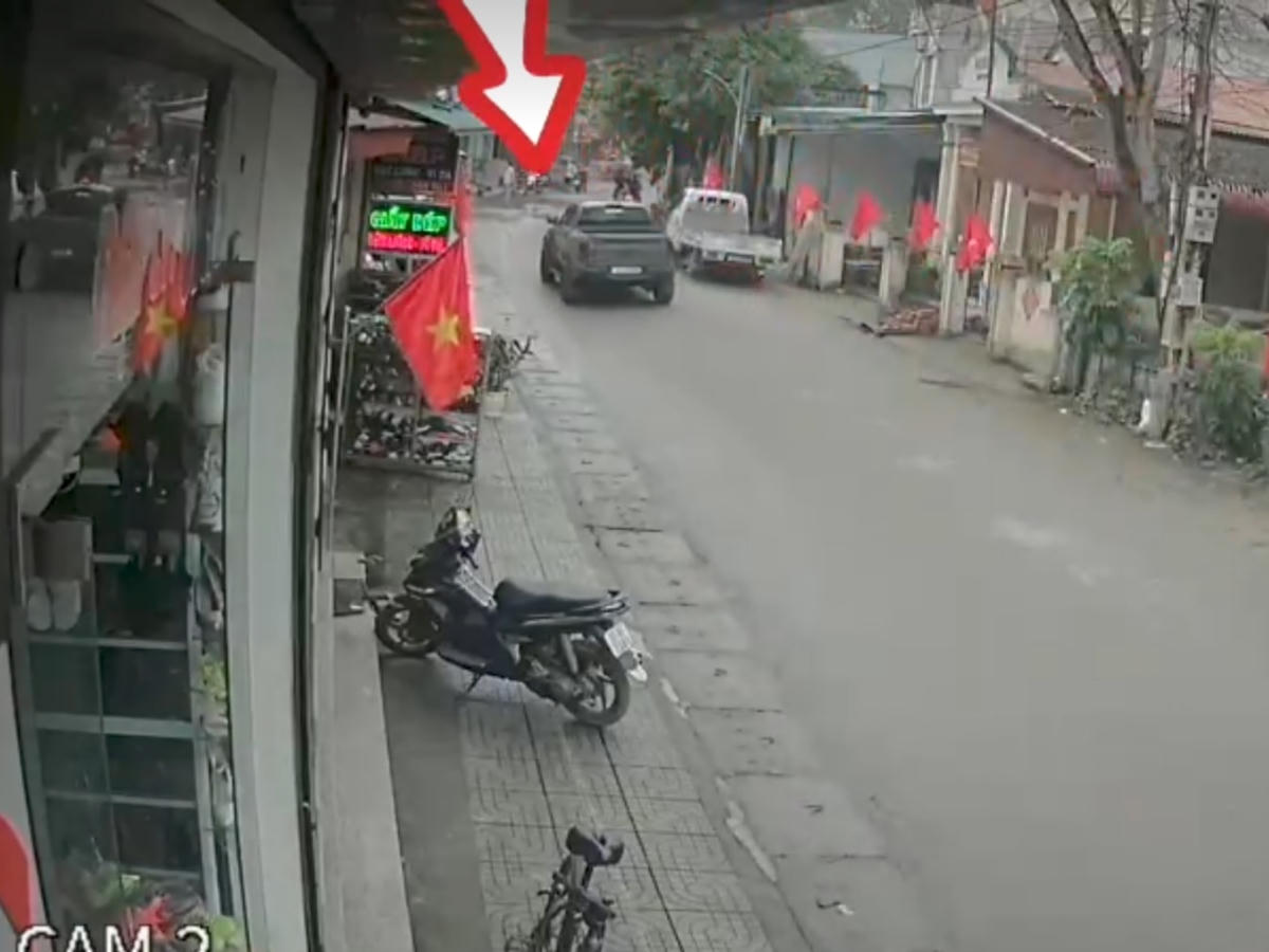 Hình ảnh trích xuất từ camera cho thấy, chiếc xe bán tải do anh Lâm Nhật Đức điều khiển đang lao nhanh về phía chiếc xe máy của anh A. và anh T.