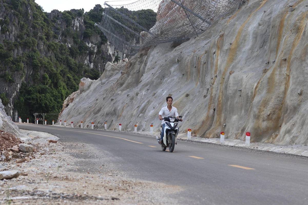 [Ảnh]: Người dân bất an khi đi qua đoạn đường 'tử thần' 