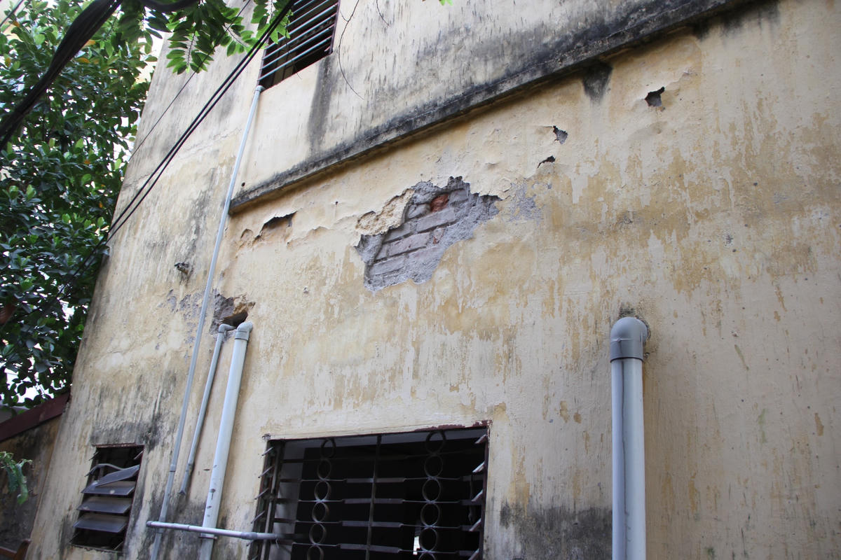 Những mảng tường của dãy nhà hai tầng Trường mầm non Hoàng Liệt cơ sở Tứ Kỳ bị bong tróc, cửa kính bị hư hỏng nặng.