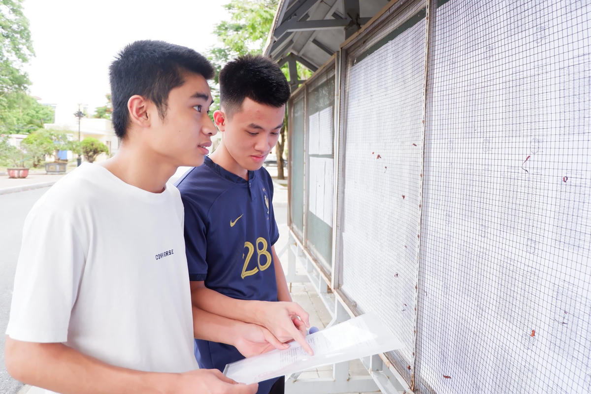 Thí sinh tra lại số báo danh và danh sách phòng thi.