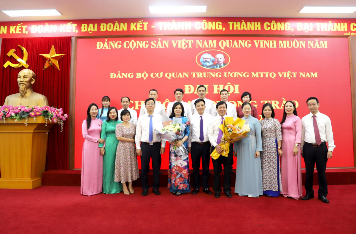 Tặng hoa chúc mừng Chi bộ Ban Phong trào nhiệm kỳ 2022 - 2025.