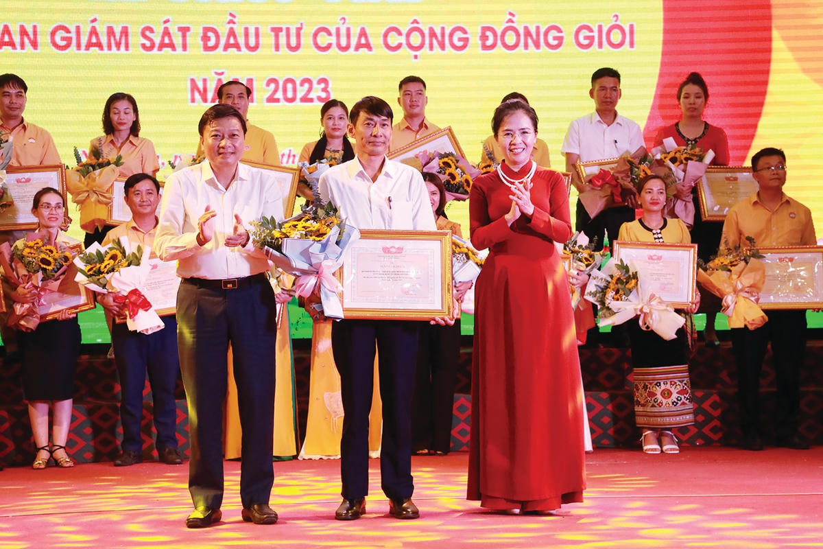 Ông Lê Hồng Vinh và bà Võ Thị Minh Sinh trao giải Nhất cho đội thi đến từ huyện Yên Thành. Ảnh: Điền Bắc