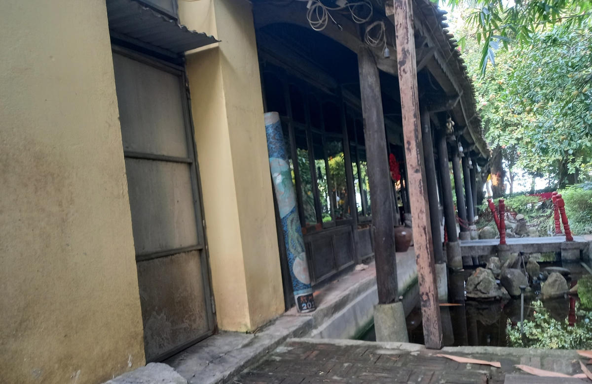 Theo một nhân viên nhà hàng cho biết: "Nhà hàng đã hoạt động được hơn 10 năm nay, còn khu đất ngay hành lang sông Hồng mới được san lấp thời gian gần đây dùng để trông xe và đặt bàn cho khách hàng mỗi khi cần ngồi ở ngoài trời".
