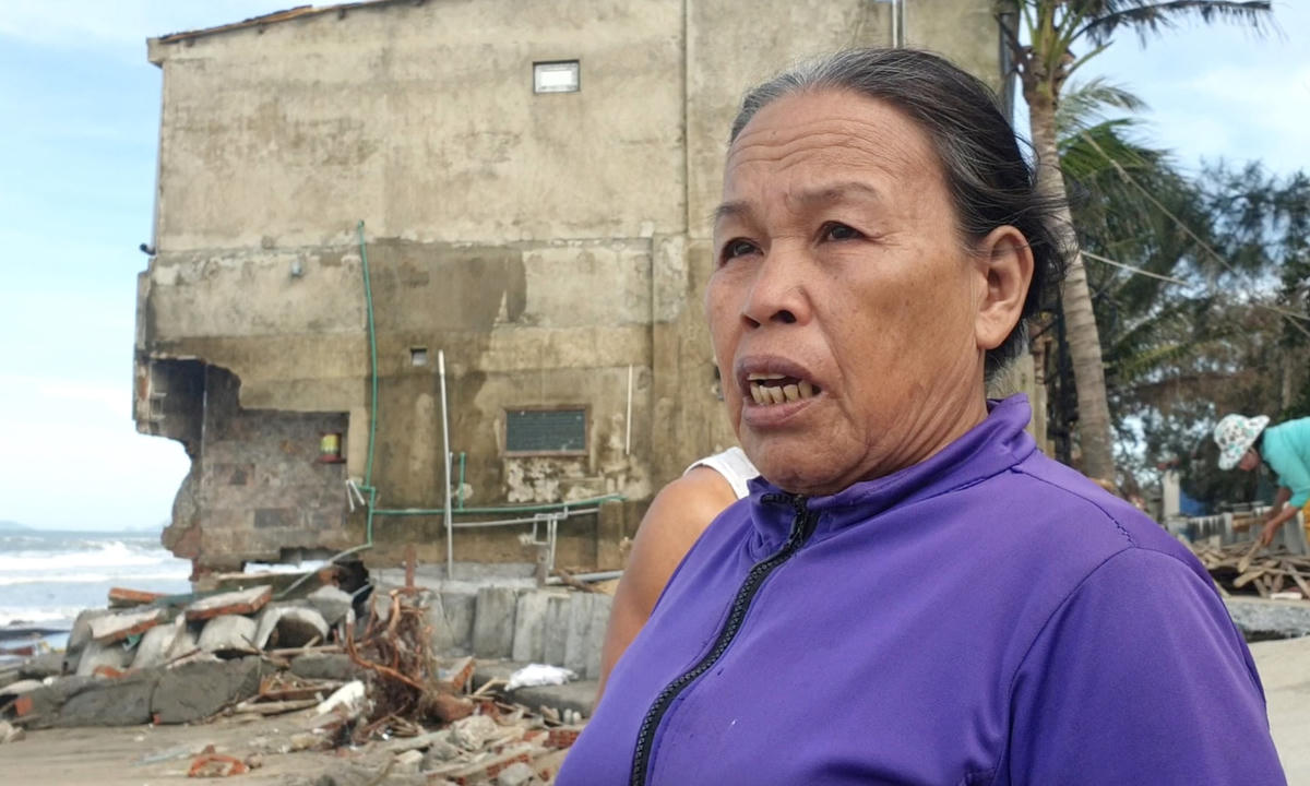 Bà Nguyễn Thị Hoa chia sẻ về tình trạng sạt lở bờ biển Hội An.