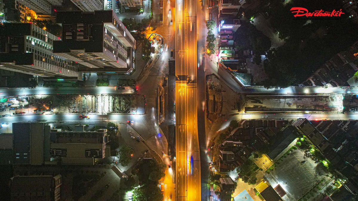 Hà Nội: Công nhân làm việc xuyên đêm thi công dự án hầm chui Lê Văn Lương