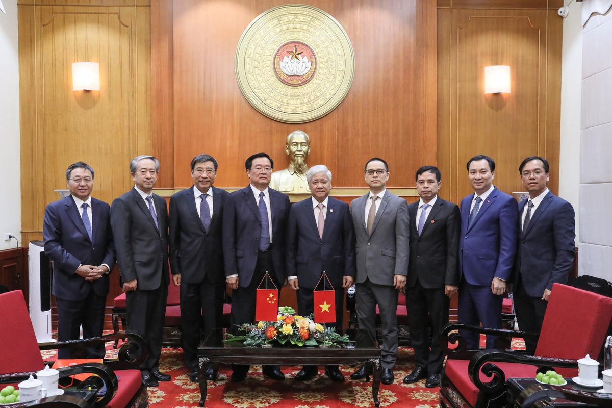 Bí thư Trung ương Đảng, Chủ tịch UBTƯ MTTQ Việt Nam Đỗ Văn Chiến chụp ảnh lưu niệm cùng ông Vương Quốc Sinh, Ủy viên Thường vụ, Chủ nhiệm Ủy ban Kinh tế Chính hiệp toàn quốc Trung Quốc  