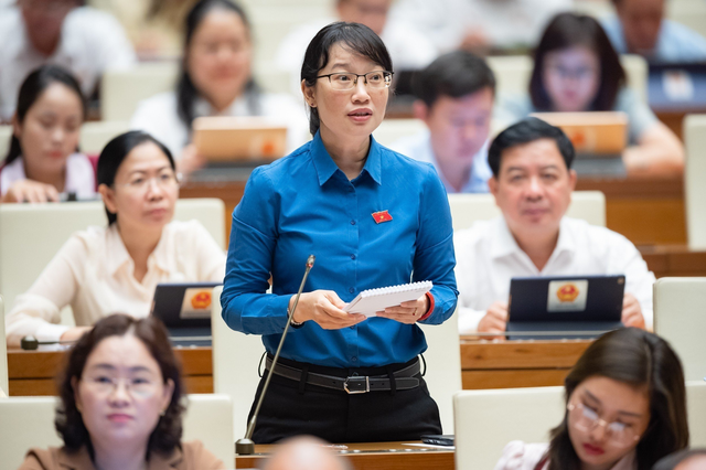 Đại biểu Quốc hội Trần Thị Diệu Thúy (đoàn TP HCM): Công nhân xem bảo hiểm xã hội là của để dành nhưng lo sợ các chính sách mới ban hành sẽ làm hạn chế quyền tự quyết, quyền tự chủ động và mức lương hưu mà họ sẽ được hưởng sẽ không đủ sống. Đề nghị Bộ trưởng cho biết xử lý vấn đề này như thế nào?