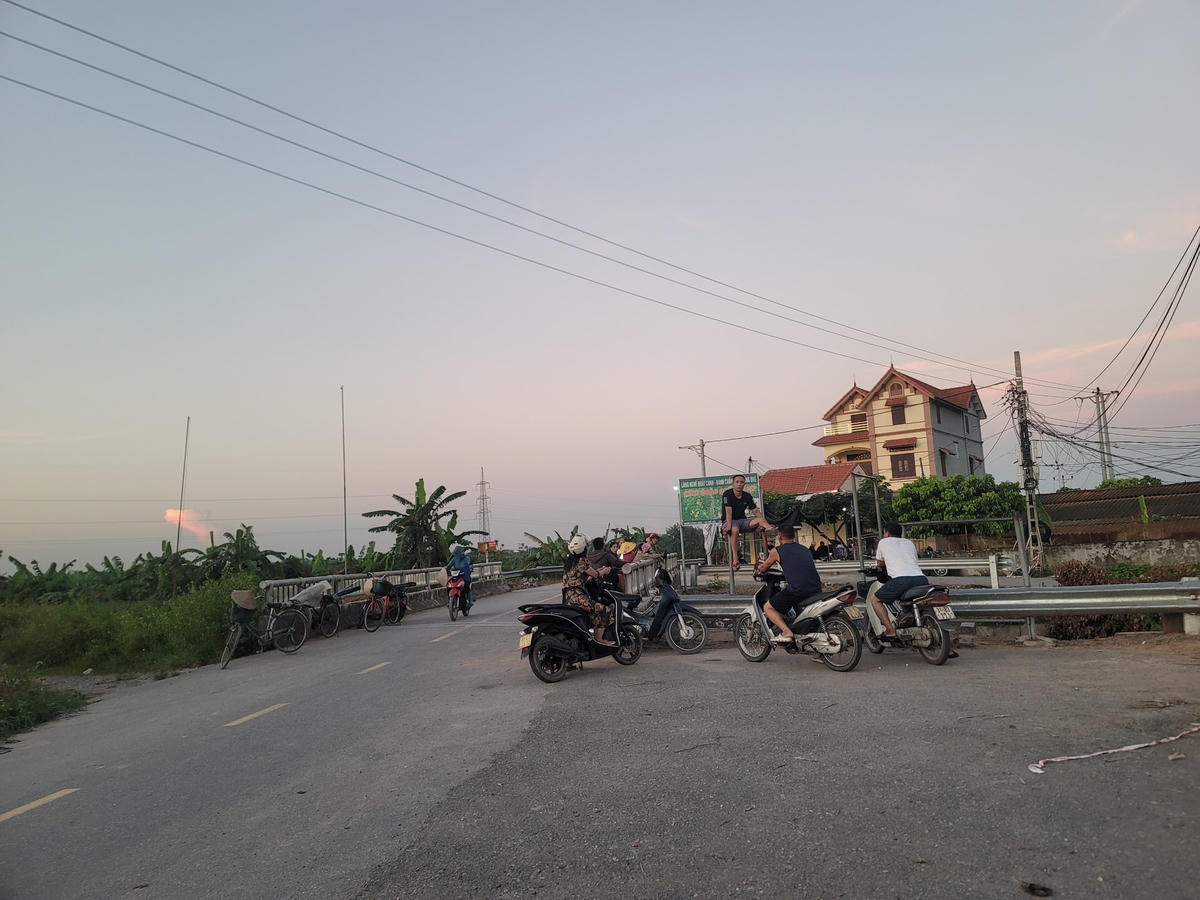 Người dân thôn Đồng Quê, xã Mễ Sở, huyện Văn Giang, tỉnh Hưng Yên chưa hết bàng hoàng và thương xót cháu bé bị sát hại.