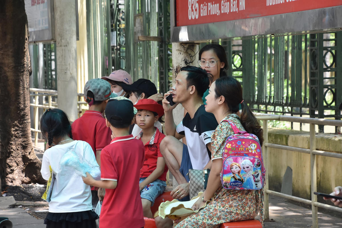 Gia đình anh Nam (quê Phúc Thọ, Hà Nội) cùng vợ con di chuyển bằng xe bus đến Công viên Thủ Lệ. Anh Nam cho biết, dù gia đình có ô tô riêng nhưng anh chọn xe bus để tiết kiệm tiền xăng xe. "Giá xăng đắt đỏ, chi phí đấy  thay vì di chuyển có thể làm việc khác. Mà xe bus giờ cũng tiện, hai vợ chồng và các con chỉ mất chưa đến 50.000 đồng cho cả lượt đi và về", anh Nam cho hay.