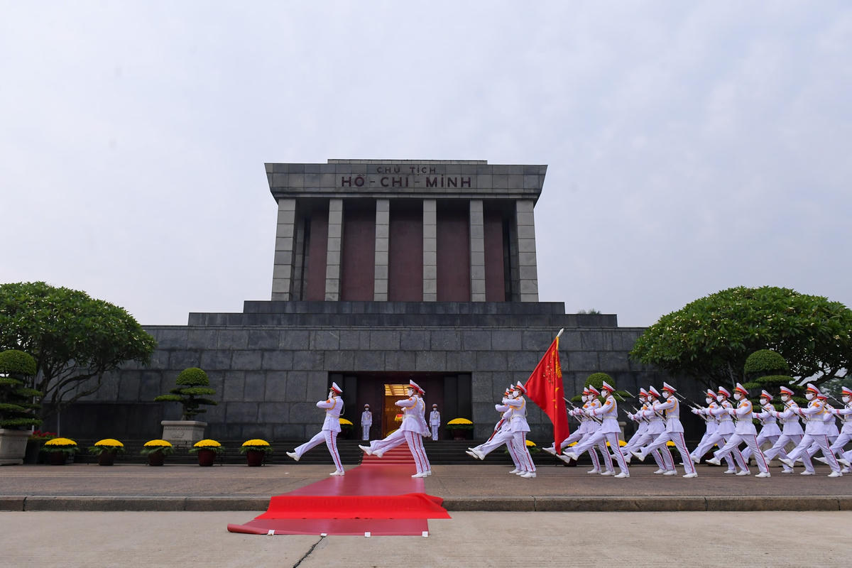 Đội tiêu binh diễu hành qua Lăng Bác.