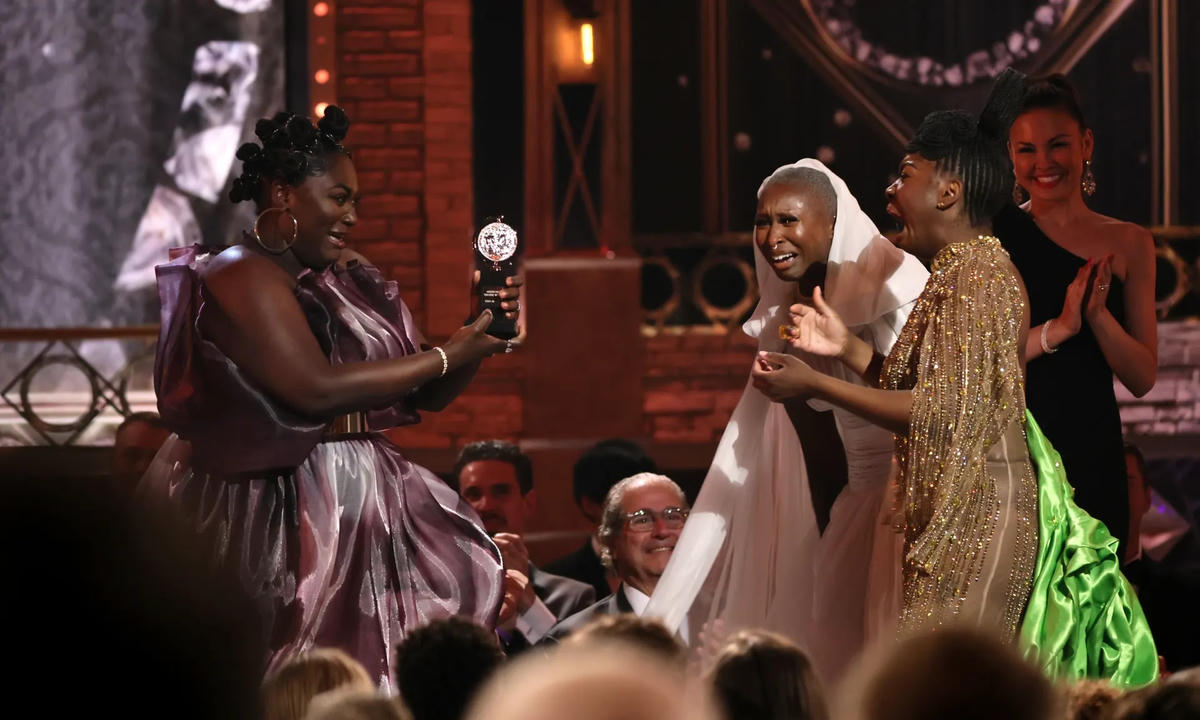 Joaquina Kalukango oà khóc khi cô lên nhận giải cho diễn viên nữ xuất sắc nhất trong vai chính vở nhạc kịch Paradise Square. Ảnh: Theo Wargo / Getty Images cho Tony Awards Productions.