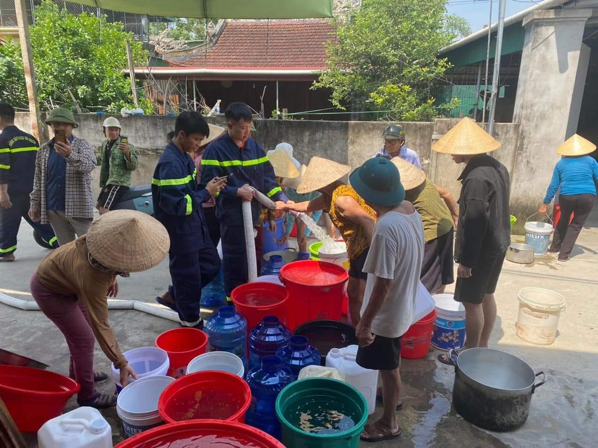 Ngoài xe bồn của công ty cấp nước, xe chữa cháy cũng được huy động.