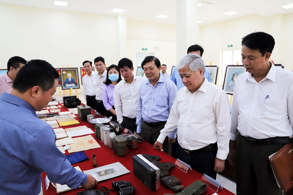 Chủ tịch Đỗ Văn Chiến tham quan Phòng trưng bày chuyên đề của Trung tâm Bồi dưỡng cán bộ và Nghiên cứu khoa học MTTQ Việt Nam.
