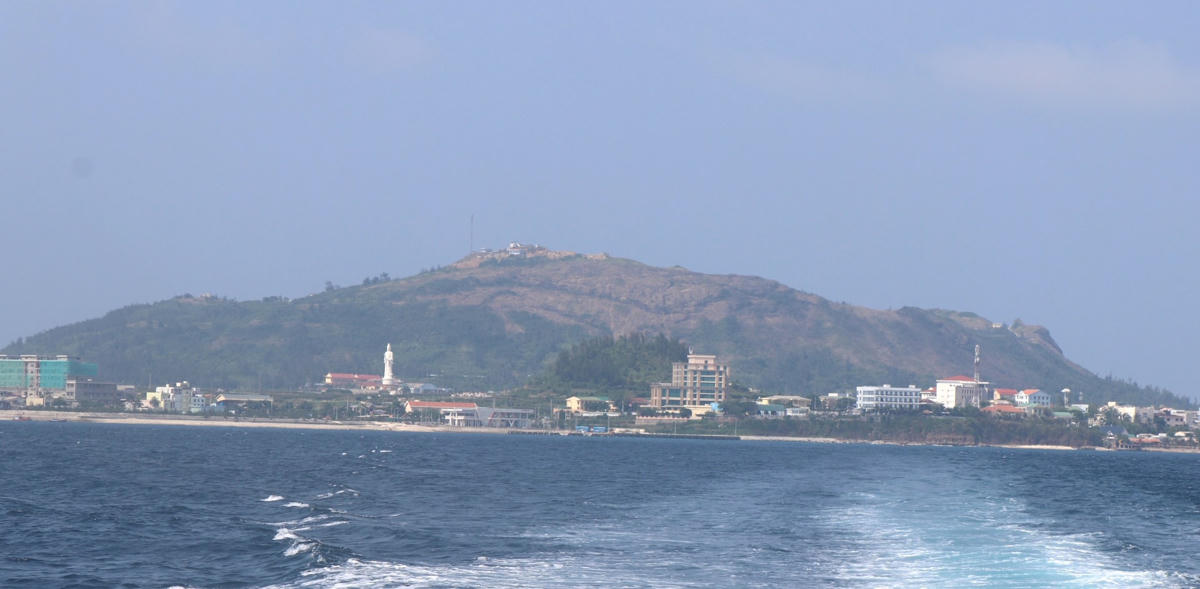 Nhìn đảo Lý Sơn từ xa.