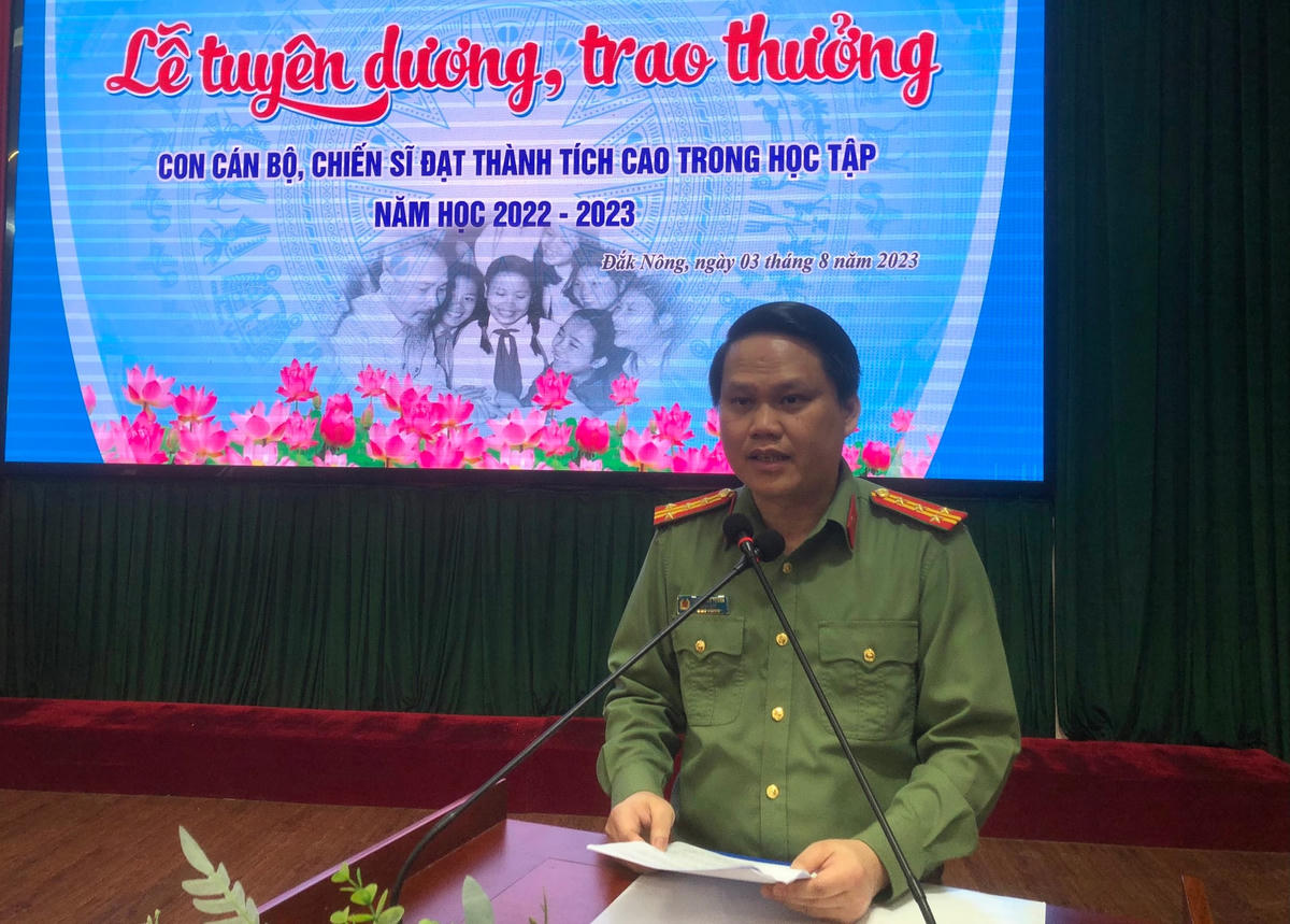Đại tá Bùi Quang Thanh, Giám đốc Công an tỉnh chúc mừng và biểu dương kết quả, thành tích mà các cháu đã đạt được trong năm học.