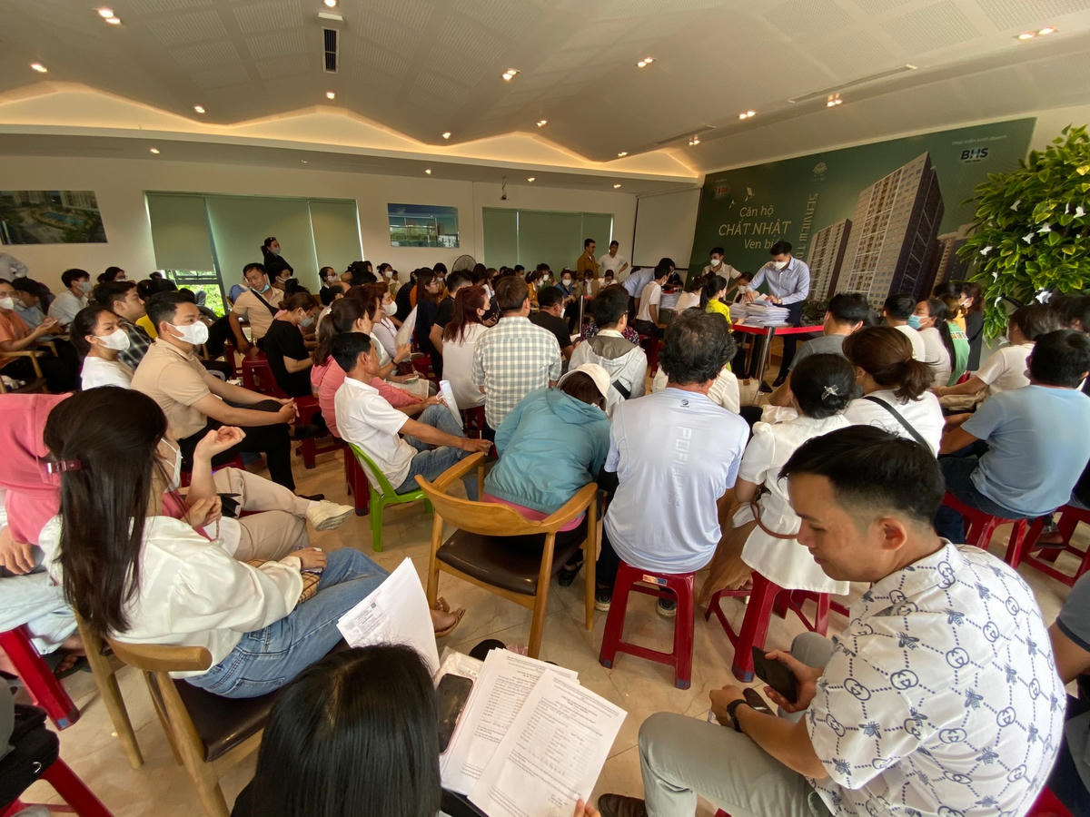 Người dân Đà Nẵng chờ nộp hồ sơ mua nhà ở xã hội. Ảnh: Bích Vân.