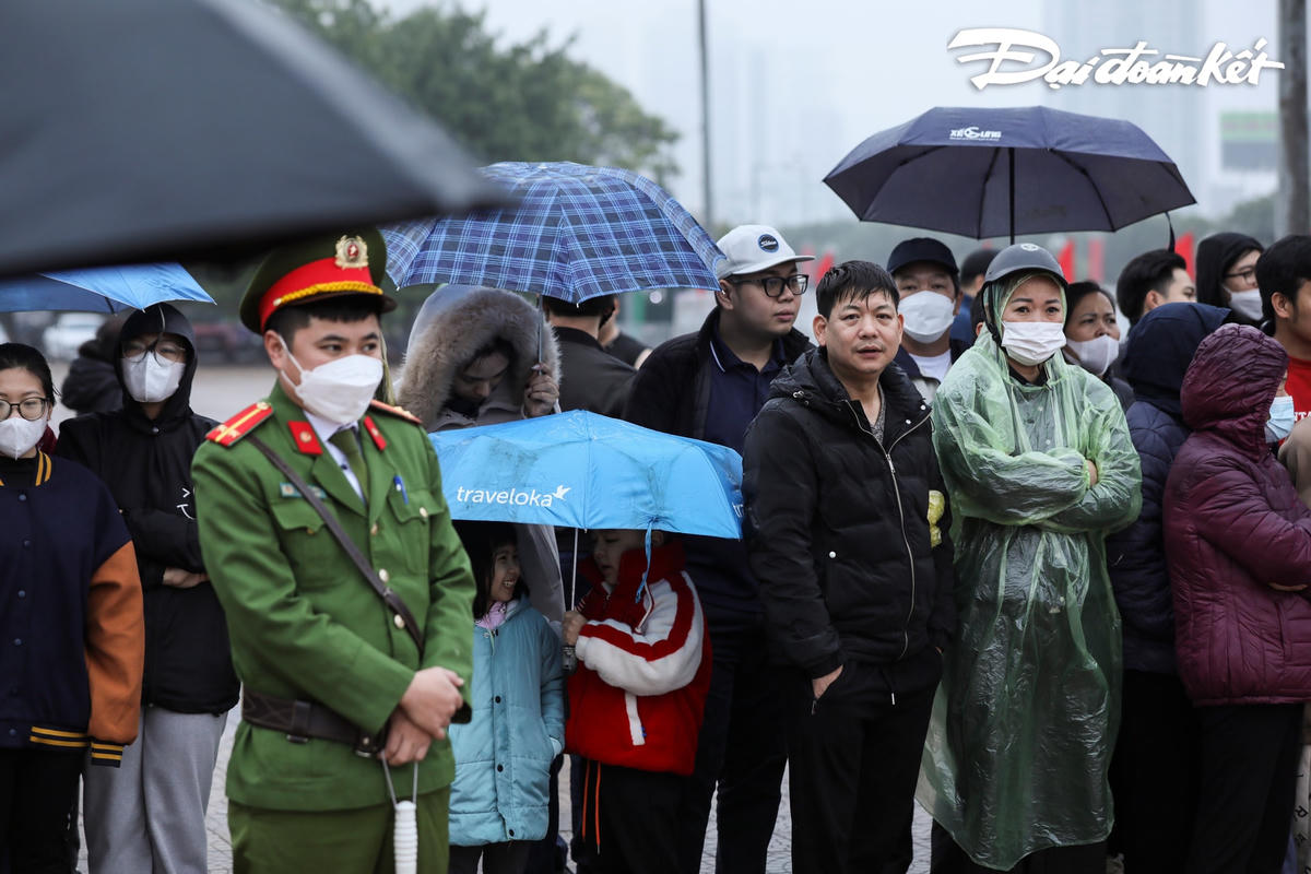 Người thân của các tân binh đội mưa đến tiễn các tân binh lên đường nhập ngũ.