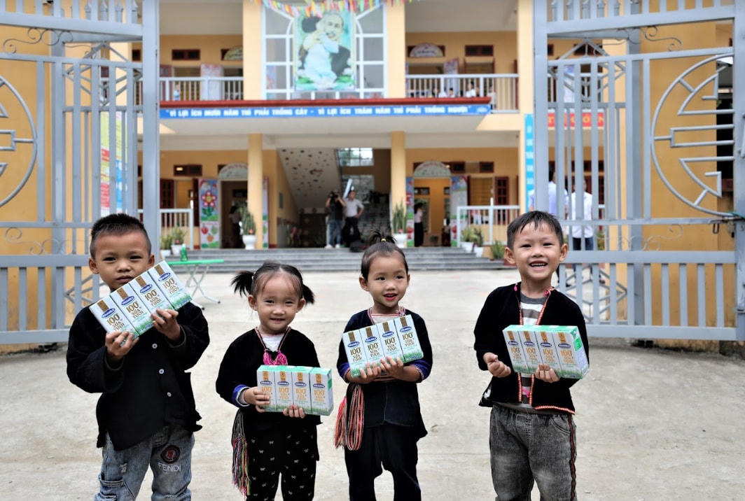 Gần nửa triệu em nhỏ tại các mái ấm, trung tâm bảo trợ xã hội… đã được thụ hưởng chương trình Quỹ sữa Vươn cao Việt Nam suốt 15 năm qua.
