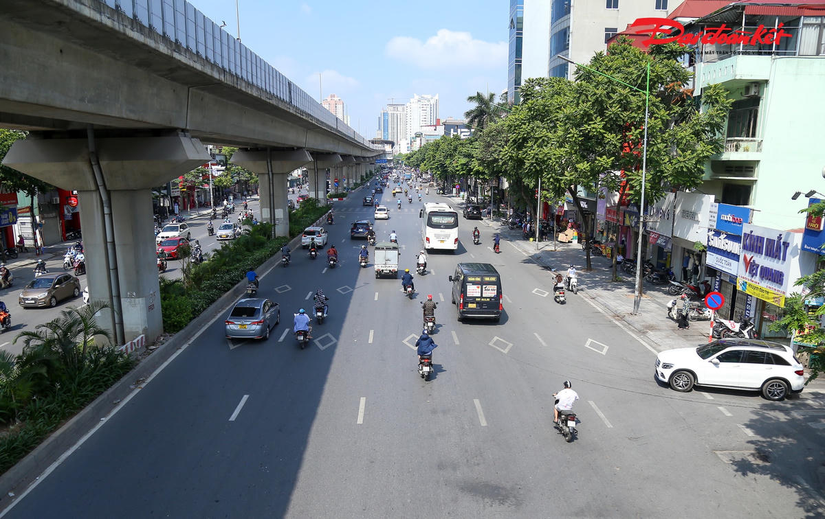 Với mặt cắt ngang rộng từ 5 đến 7 làn xe mỗi chiều, hiện đường Nguyễn Trãi là tuyến đường có mặt cắt rộng nhất khu vực nội đô Hà Nội.