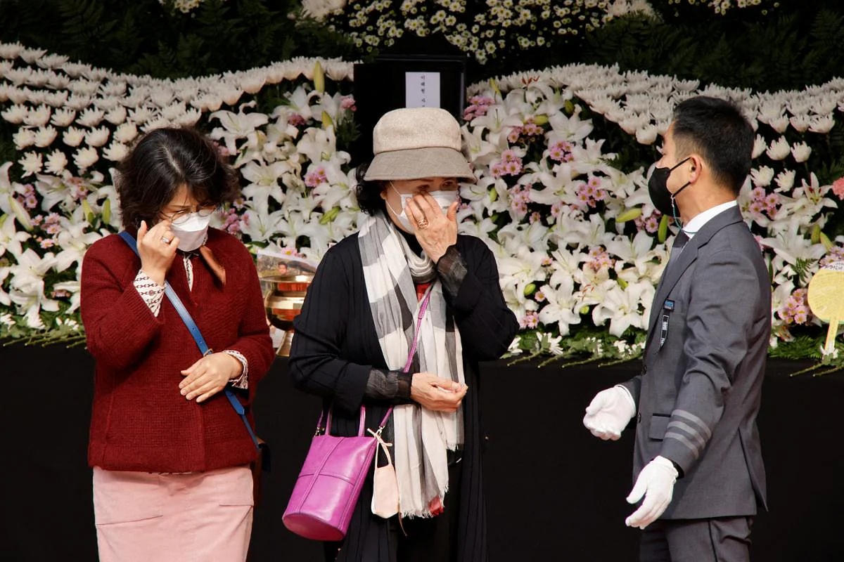  Người dân bày tỏ niềm thương tiếc tại một đài tưởng niệm dành cho các nạn nhân trong lễ hội Halloween, tại Seoul City Hall Plaza ở Seoul, Hàn Quốc. Ảnh: Reuters.