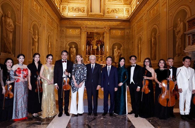 Chủ tịch nước Võ Văn Thưởng và phu nhân cùng Tổng thống Cộng hòa Ý Sergio Mattarella và con gái với các nghệ sĩ tham gia chương trình hòa nhạc. Ảnh: TTXVN.