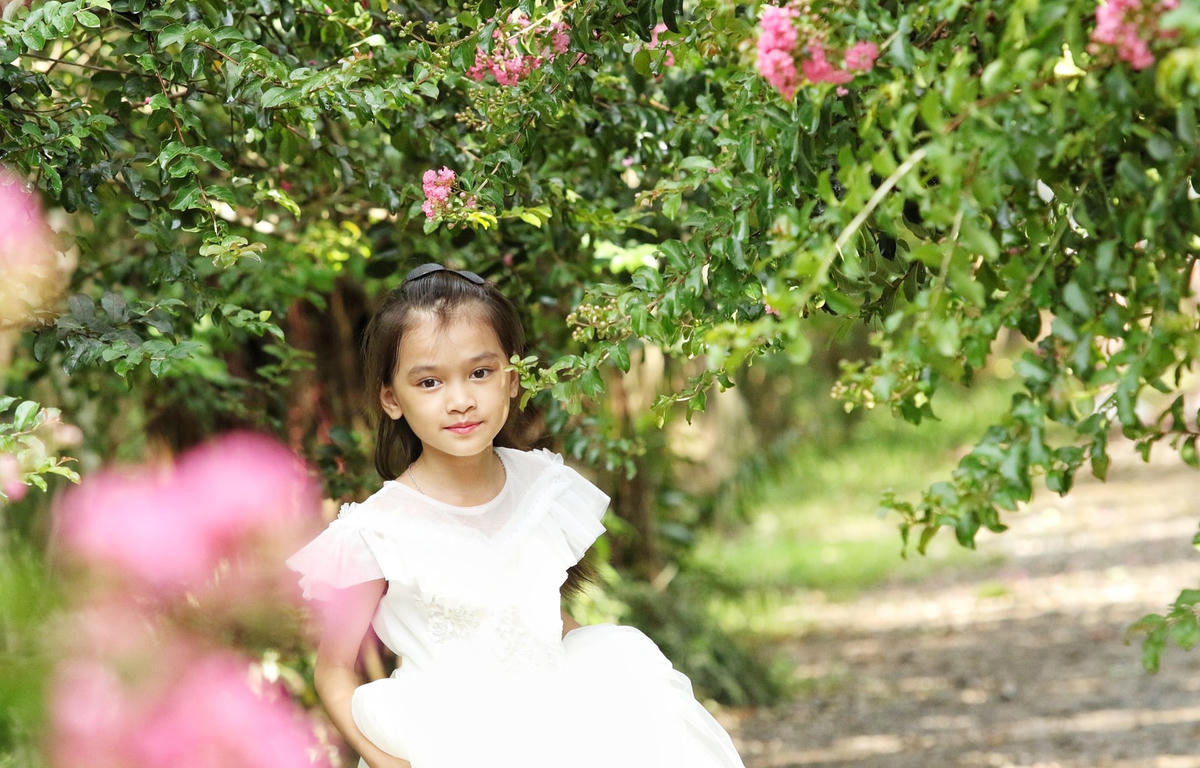 Không chỉ có người lớn, mà ngay cả những em nhỏ cũng được gia đình đưa đến đây chụp ảnh cùng loài hoa đẹp này.