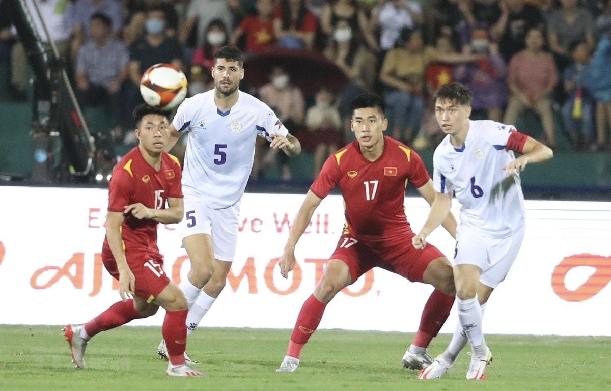 Một pha tranh cướp bóng trong trận U23 Việt Nam gặp U23 Philippines. Ảnh: Minh Quyết.