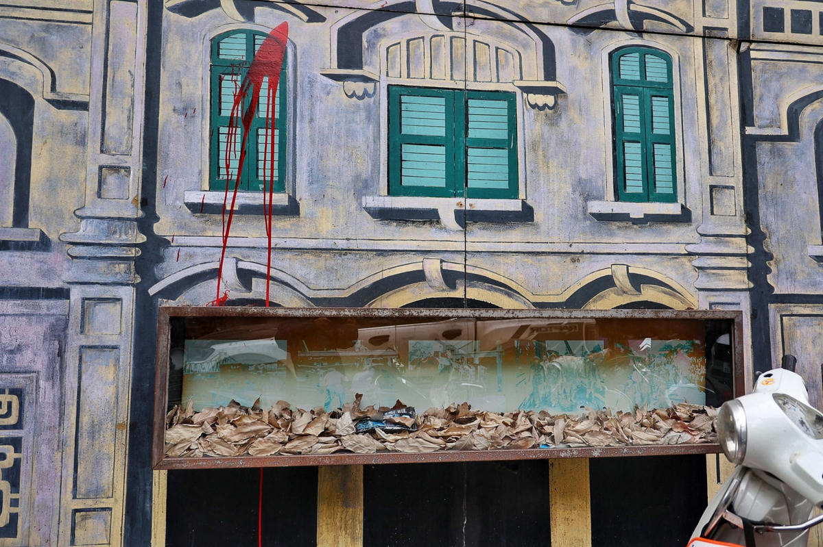  Những bức tranh này đang dần xuống cấp nghiêm trọng khiến người dân không khỏi tiếc nuối.