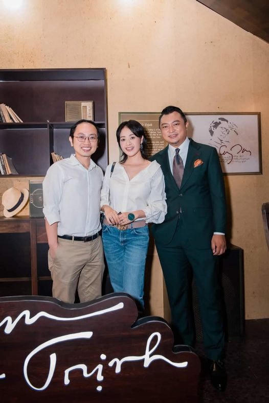 Khác hẳn với phong thái thanh lịch quyến rũ trên sân khấu, Phí Linh nổi bật với vẻ cá tính và gout thời trang sành điệu.