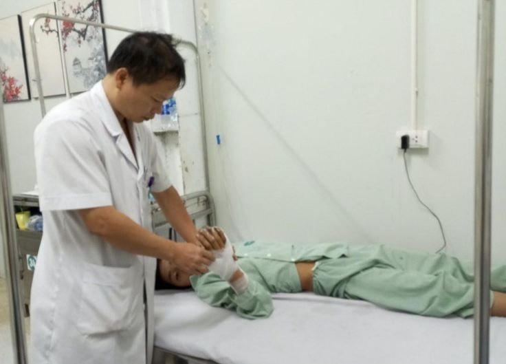 Bác sĩ kiểm tra cho bệnh nhân sau phẫu thuật.