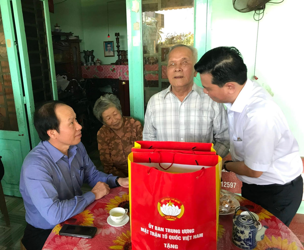 Phó Chủ tịch - Tổng Thư ký Lê Tiến Châu thăm hỏi, động viên Mẹ Việt Nam anh hùng Phạm Thị Uyển và gia đình ông Nguyễn Văn Hiệp.  