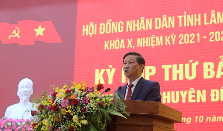 Ông Trần Đức Quận, Ủy viên Trung ương Đảng, Bí thư Tỉnh ủy, Chủ tịch HĐND tỉnh Lâm Đồng phát biểu tại kỳ họp.