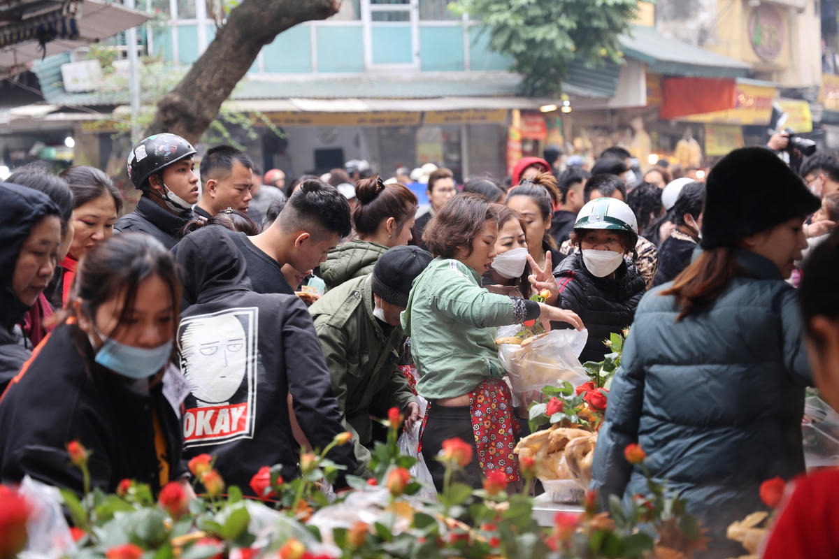 Chủ cửa hàng bán gà luộc tại đây cho biết, chợ Hàng Bè đông đúc hơn vào những ngày giáp Tết, tuy giá bán gấp 2, gấp 3 lần ngày thường, nhưng nhiều người vẫn chọn đến đây để sắm gà cúng giao thừa.