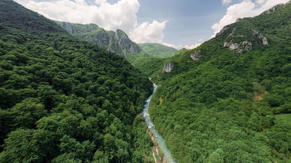 Sông Neretva len lỏi từ sâu bên trong dãy núi Dinaric Alps đến Biển Adriatic. Ảnh: CNN.