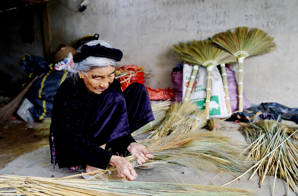 Gia đình bà Lê Thị Lĩnh đã hơn 60 năm làm nghề chổi đót.