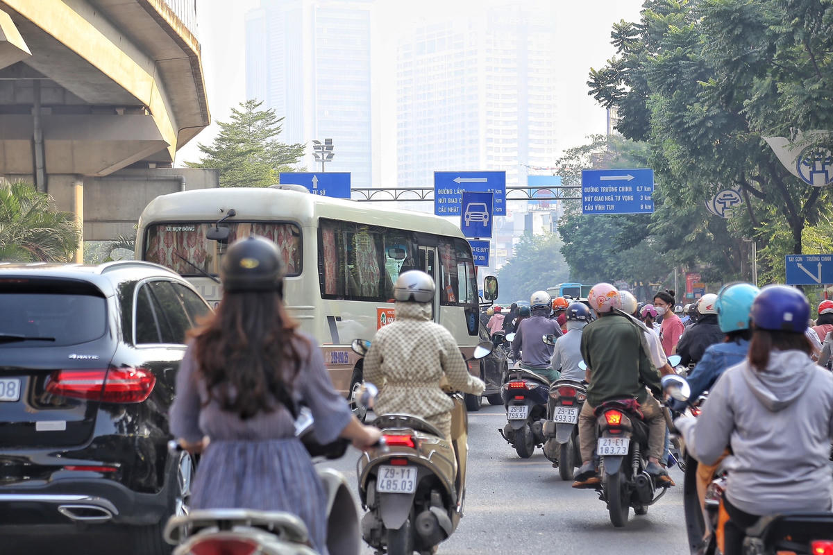 Các phương tiện chen chúc nhau di chuyển.