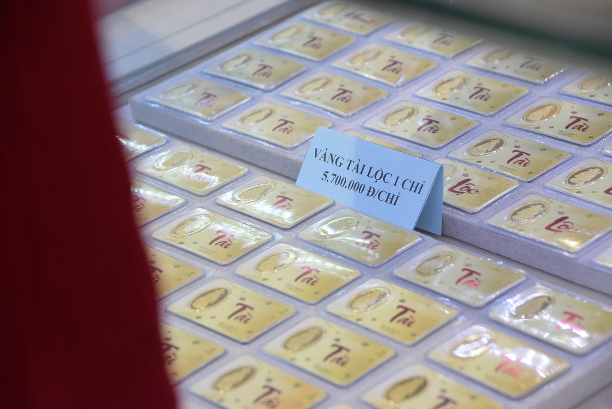 [ẢNH] Ngày vía Thần tài 2023 hết 'nóng': Không cảnh hàng dài chen lấn mua vàng 