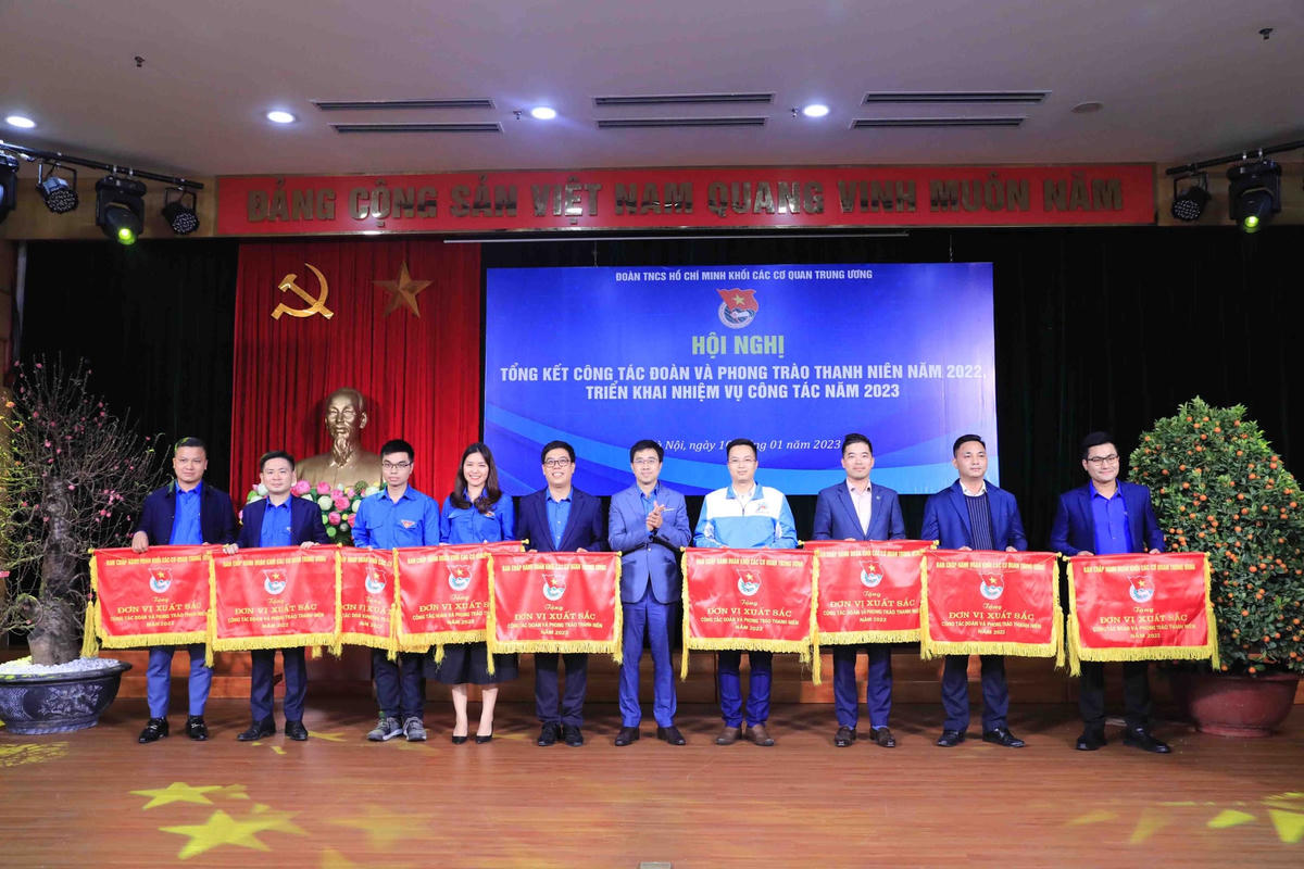 Đoàn Khối các cơ quan Trung ương trao Cờ Thi đua cho các đơn vị có thành tích xuất sắc. Ảnh: Minh Đức/TTXVN.
