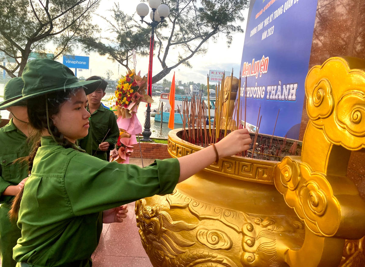 Các "chiến sĩ nhí" thắp hương tại tượng đài Bác Hồ trước khi lên đường. 