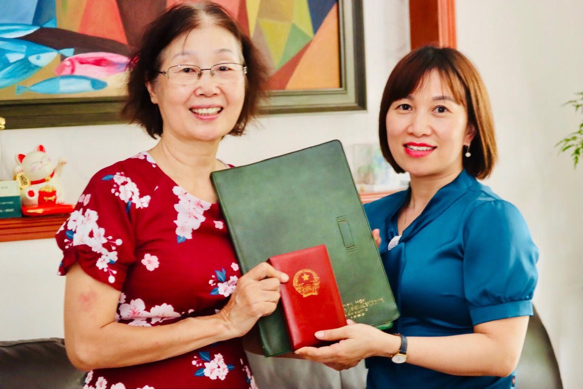 Bà Nguyễn Đinh Nga (bên trái) trao tặng kỷ vật của bố mẹ cho Bảo tàng MTTQ Việt Nam. Ảnh: Thu Hoàn.