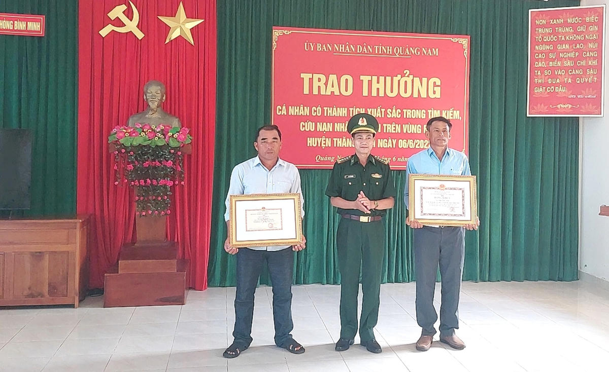 Khen thưởng 2 cá nhân có thành tích xuất sắc trong tìm kiếm, cứu nạn nhân chìm tàu.