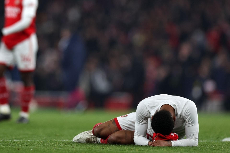 Các cầu thủ Arsenal đổ gục xuống sân sau trận hòa 3-3. Ảnh: Getty.