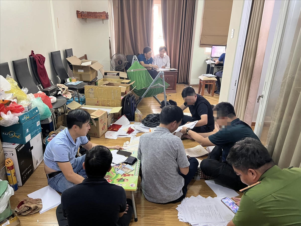 Lực lượng Công an khám xét, thu giữ tang vật vụ án. Ảnh: Cổng TTĐT Bộ Công an. 