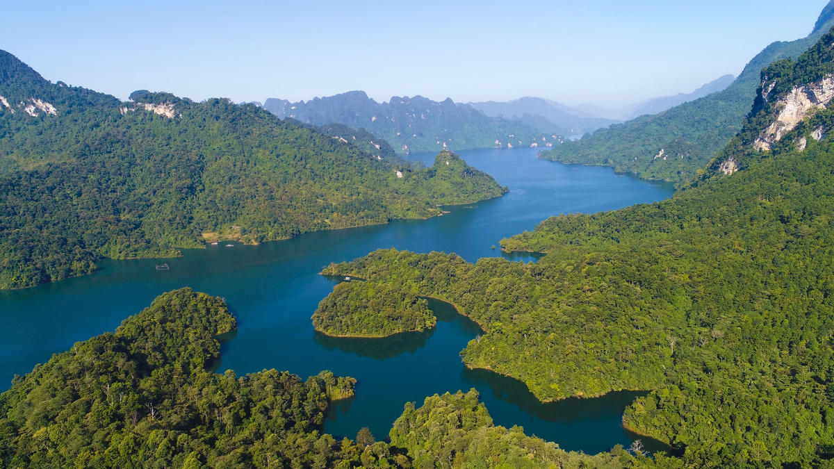 Một góc non nước Na Hang - Lâm Bình. Nơi đây rừng nguyên sinh được bảo vệ khá nguyên vẹn với hàng trăm loại gỗ, động vật quý hiếm nằm trong sách đỏ thế giới.